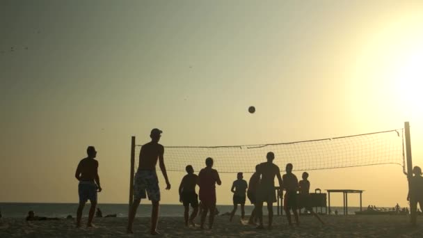 Giocatori di beach volley al tramonto . — Video Stock