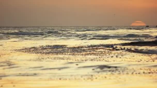 Puesta de sol sobre mar ondulante . — Vídeos de Stock