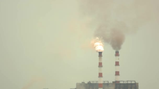 Tuyaux d'usine avec de la fumée dans le ciel . — Video