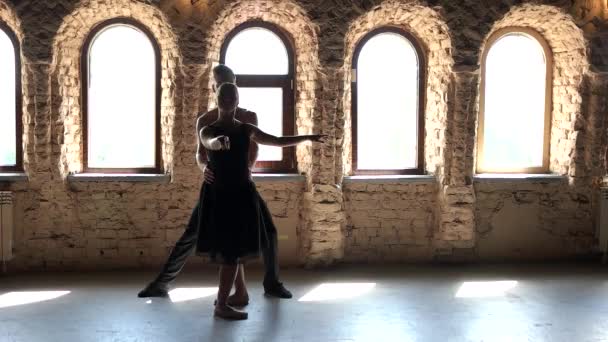 Pareja de bailarines de ballet en cámara lenta bailando en el estudio . — Vídeo de stock