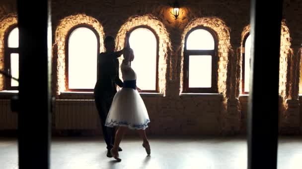 Couple de danseurs de ballet en formation en studio . — Video