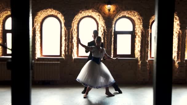 Deux danseurs de ballet modernes pratiquant en studio . — Video