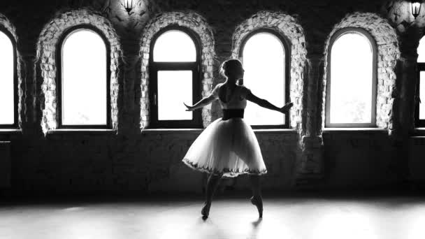 Yavaş çekim genç kadın dans modern bale. — Stok video
