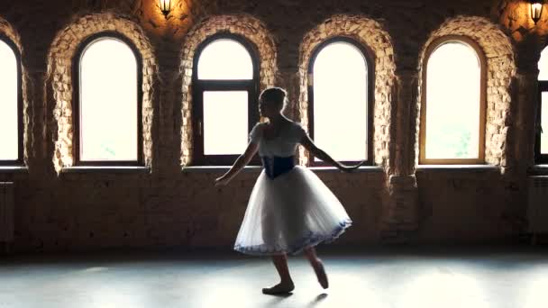 Slow motion professionell ballerina Dans i studion. — Stockvideo