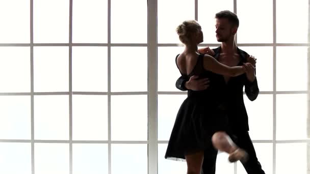 Professionele balletdansers die hedendaagse dans uitvoeren. — Stockvideo