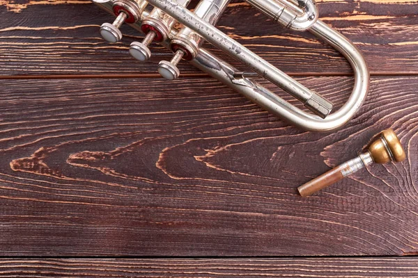 Régi trombita, fából készült háttér. — Stock Fotó