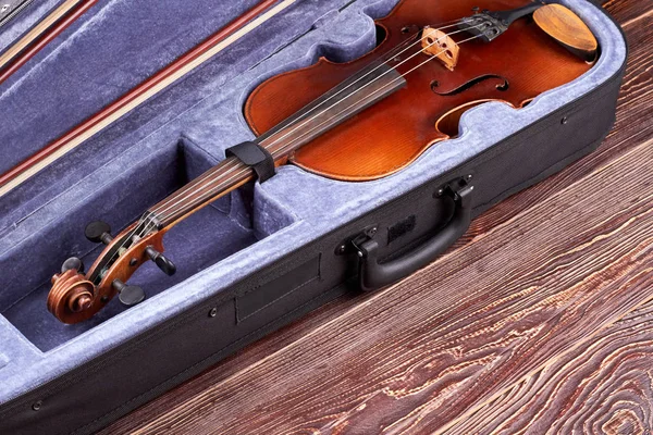 天鹅绒箱的复古小提琴. — 图库照片