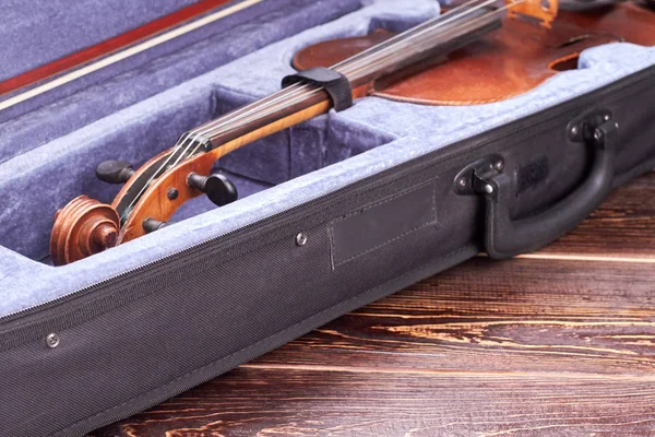 Vintage violin in box, cropped image. — Stock Photo, Image