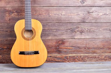 Akustik gitar ve kopya alanı.