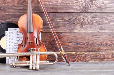 Ahşap arka planda orkestra aletleri.