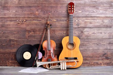 Ahşap arka planda retro müzik aletleri.