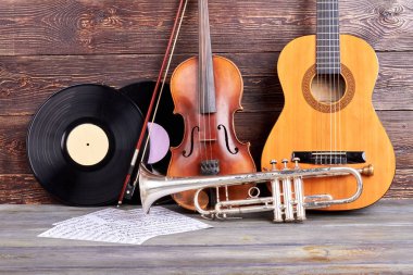 Müzik aletleri üzerinde ahşap plakalar.