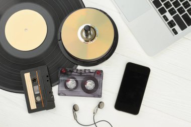 Eski ve modern müzik teknolojisi.