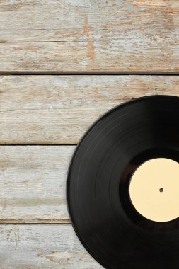 Eski ahşap arka plan üzerinde vinil kayıt.