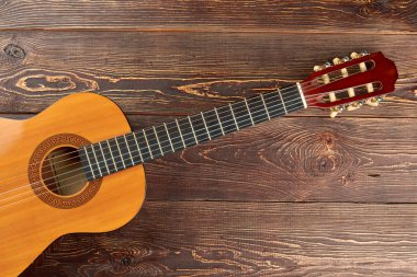 Kahverengi dokulu ahşap gitar.