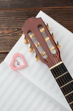 Gitar ve kalp ile müzik notaları.