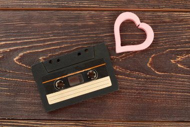 Eski analog kaset ve pembe kalp.