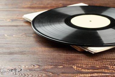 Vinil kaydı ahşap arka plan üzerinde.