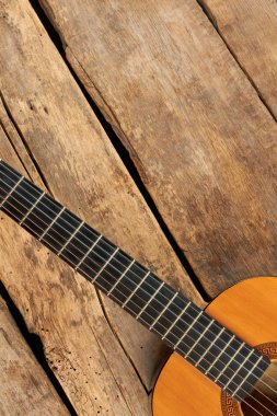 Eski ahşap ve kopya uzayda gitar.