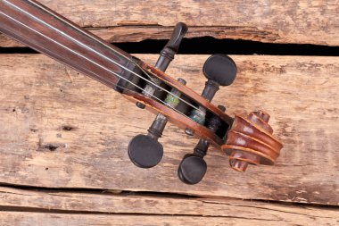 Ahşap tahta üzerinde keman kaydırma.