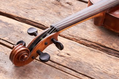 Ahşap katta eski keman kaydırma.