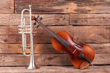 Ahşap tahtalar üzerinde klasik müzik aletleri.