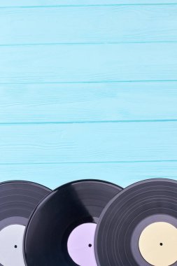 Üst kopya alanı ile vinil diskler.