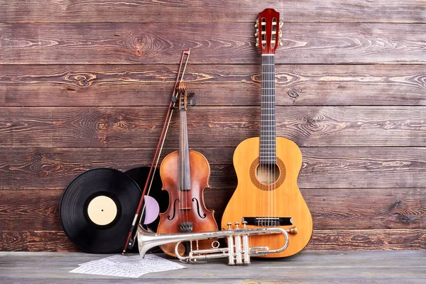 Retro hudební nástroje na dřevěném pozadí. — Stock fotografie