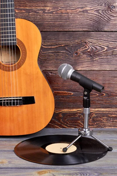 Microphone on old vinyl record. — Stock Photo, Image