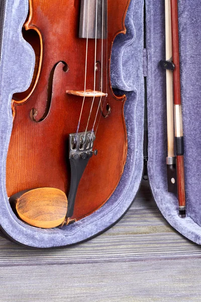 Старая скрипка на всякий случай, вертикальное изображение . — стоковое фото