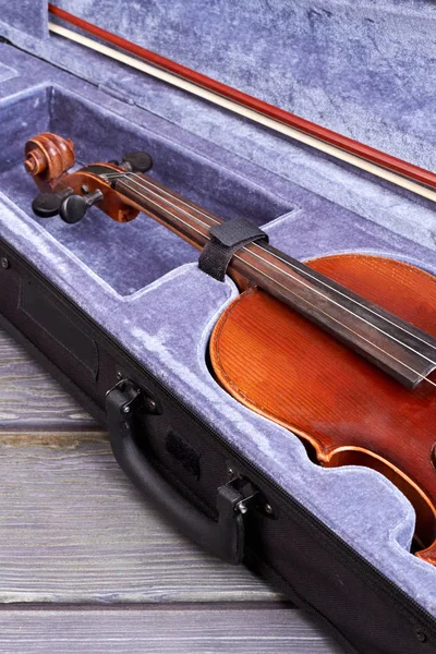 Винтажная скрипка в фиолетовом бархатном корпусе . — стоковое фото