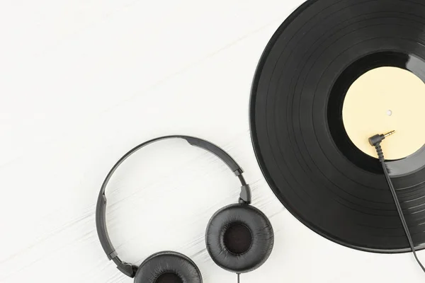 Casque et disque vinyle sur fond blanc . — Photo