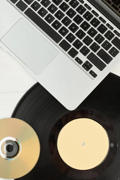 Notebook, vinyl-záznam a kompaktní disk. — Stock fotografie