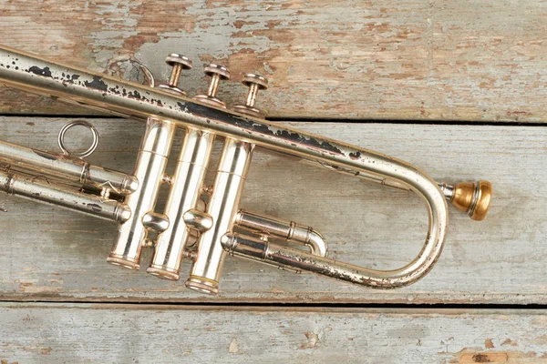 Rusty trumpet on wooden surface. — Stock Photo, Image