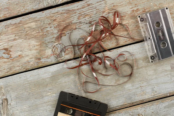 Cassette audio su superficie rustica in legno . — Foto Stock