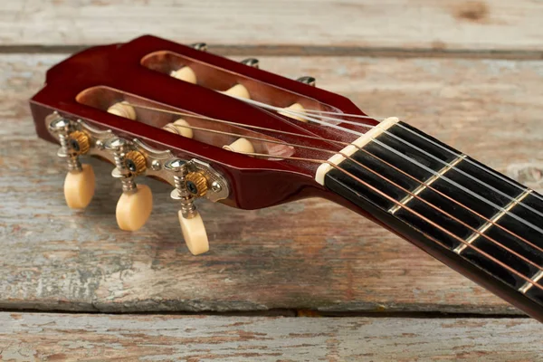 Jefe de guitarra acústica de cerca . — Foto de Stock