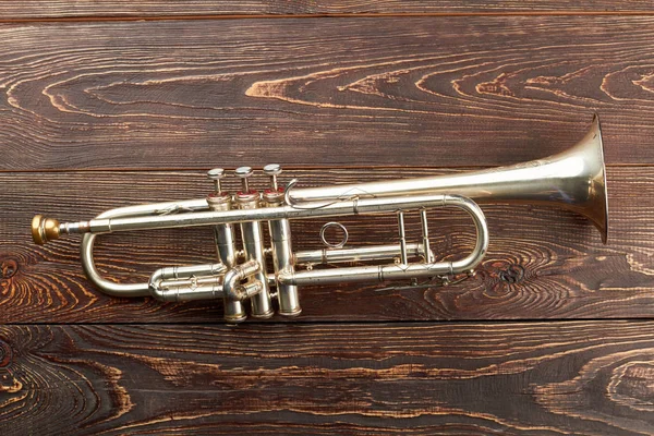 Trumpet på brun trä bakgrund. — Stockfoto