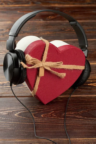 Auriculares con caja de regalo en forma de corazón . —  Fotos de Stock