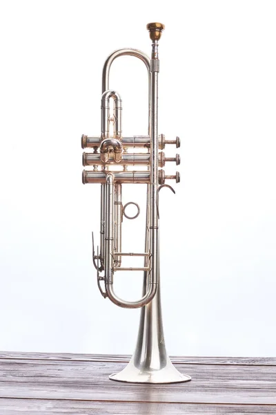 Instrument trąbka na białym tle. — Zdjęcie stockowe