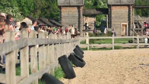 Reiten im Park. — Stockvideo