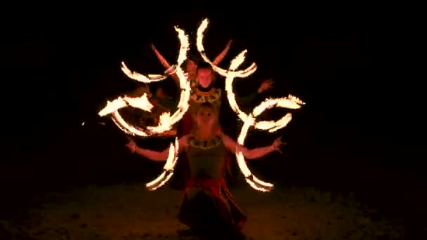 Fireshow prestanda med brinnande ficklampa. — Stockvideo