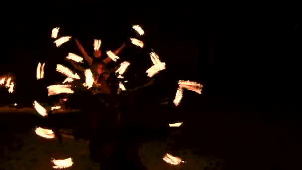 Fire artister spinning Burning facklor. — Stockvideo