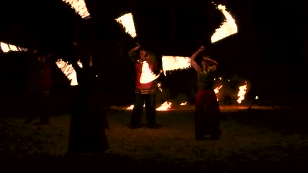 Fire performers 's nachts buiten. — Stockvideo