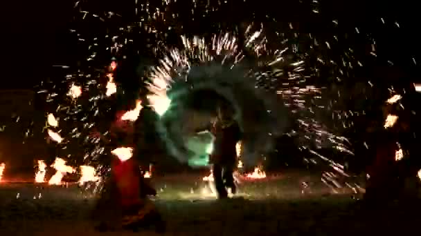 Grupo de artistas bailando con antorchas de fuego . — Vídeo de stock