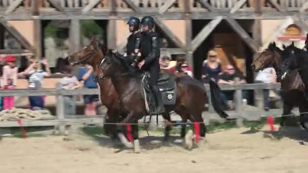 Polizisten auf Pferden bei alljährlichem Fest. — Stockvideo