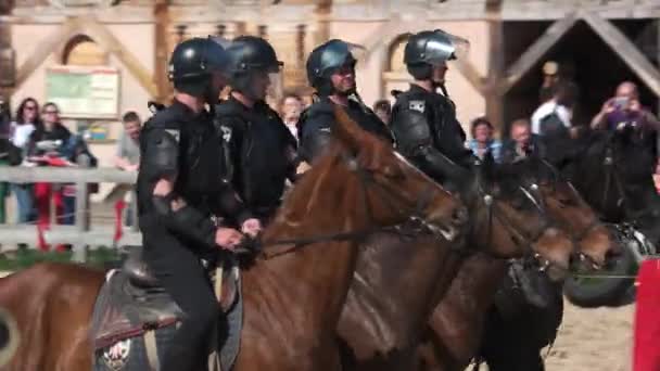 A polícia controla a multidão lá fora . — Vídeo de Stock