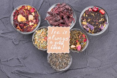 Cam kaselerde aromatik çay çeşitleri.