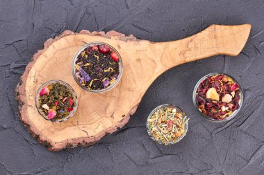 Siyah dokulu taş üzerinde kurutulmuş çay ile Kaseler.