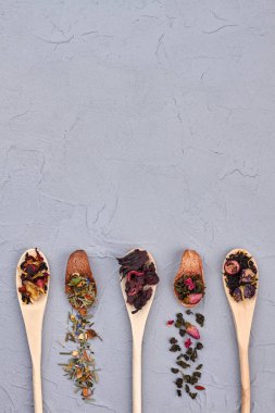 Kaşık ile farklı tip-in kuru çay yaprakları.