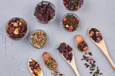 Gri arka planda kuru çay koleksiyonu.